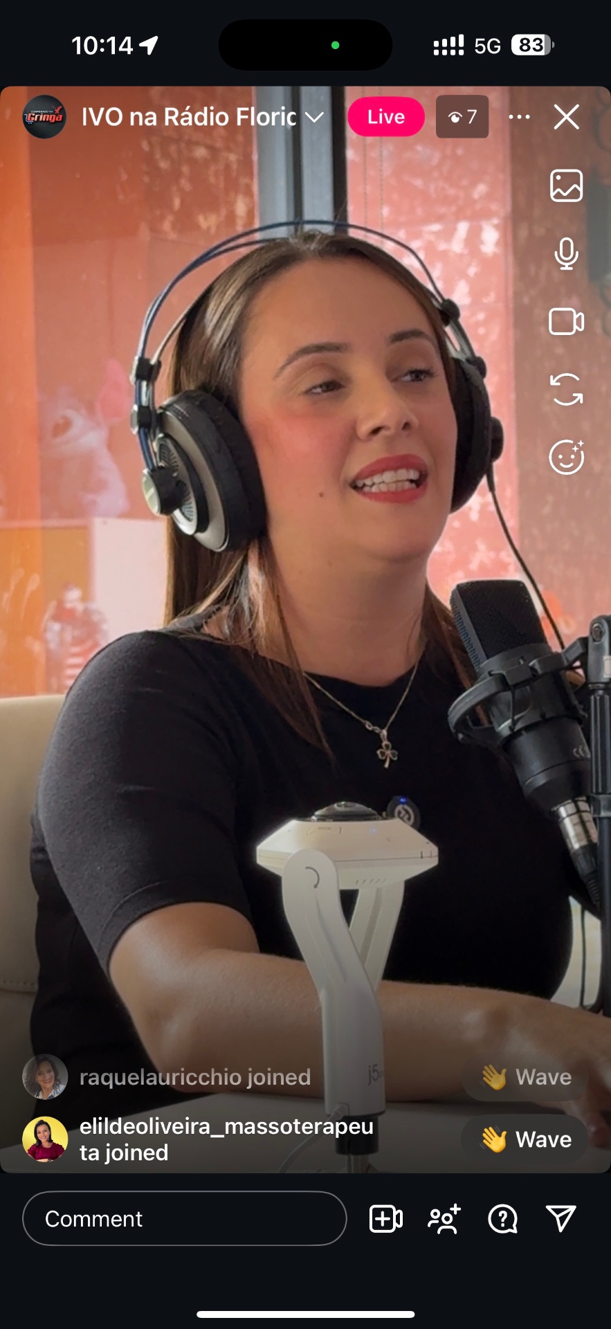 Giuliana durante entrevista em podcast